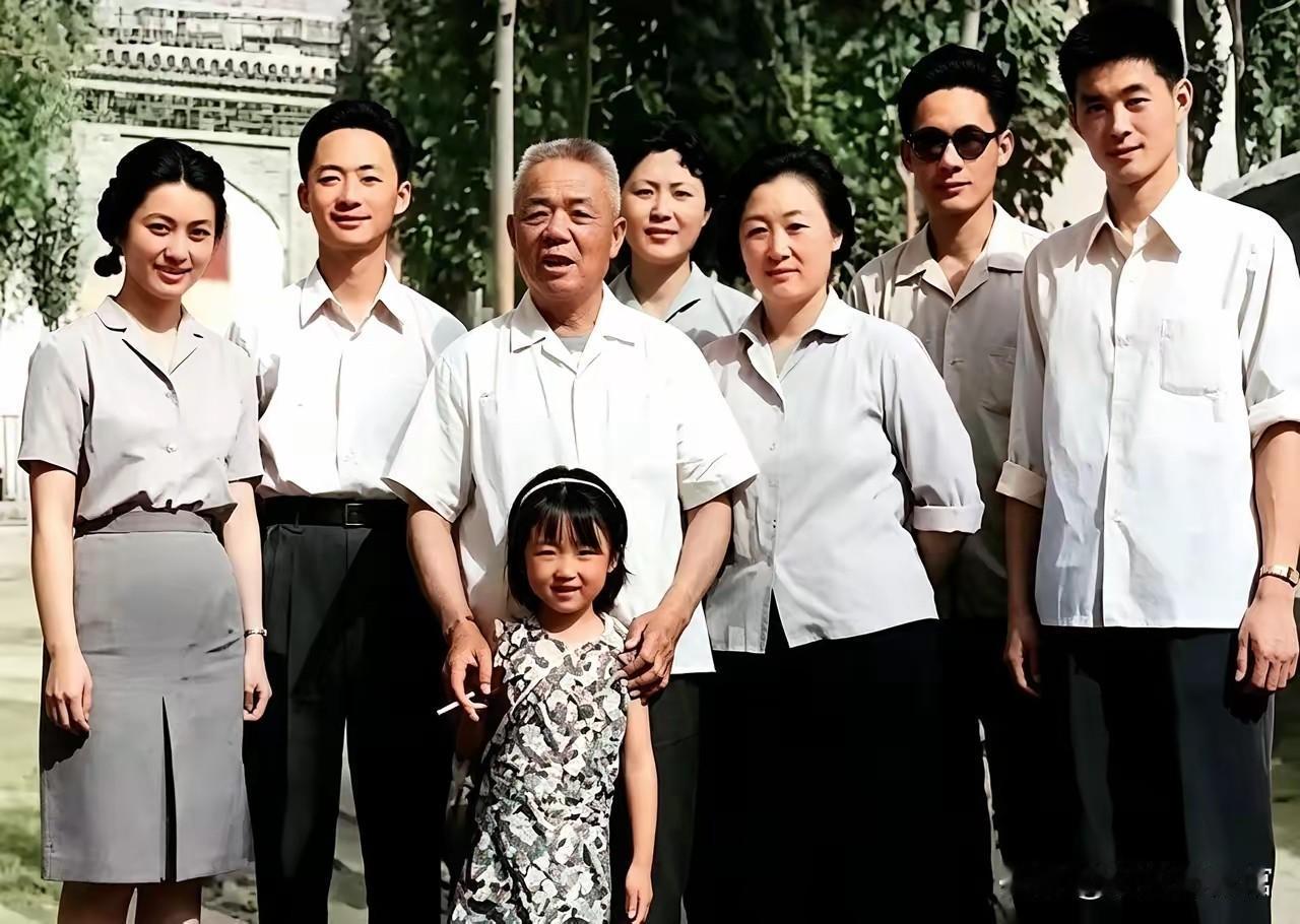 这是开国上将韩先楚晚年的全家福，身旁是夫人刘芷与子女。韩先楚被誉为“旋风将军”，
