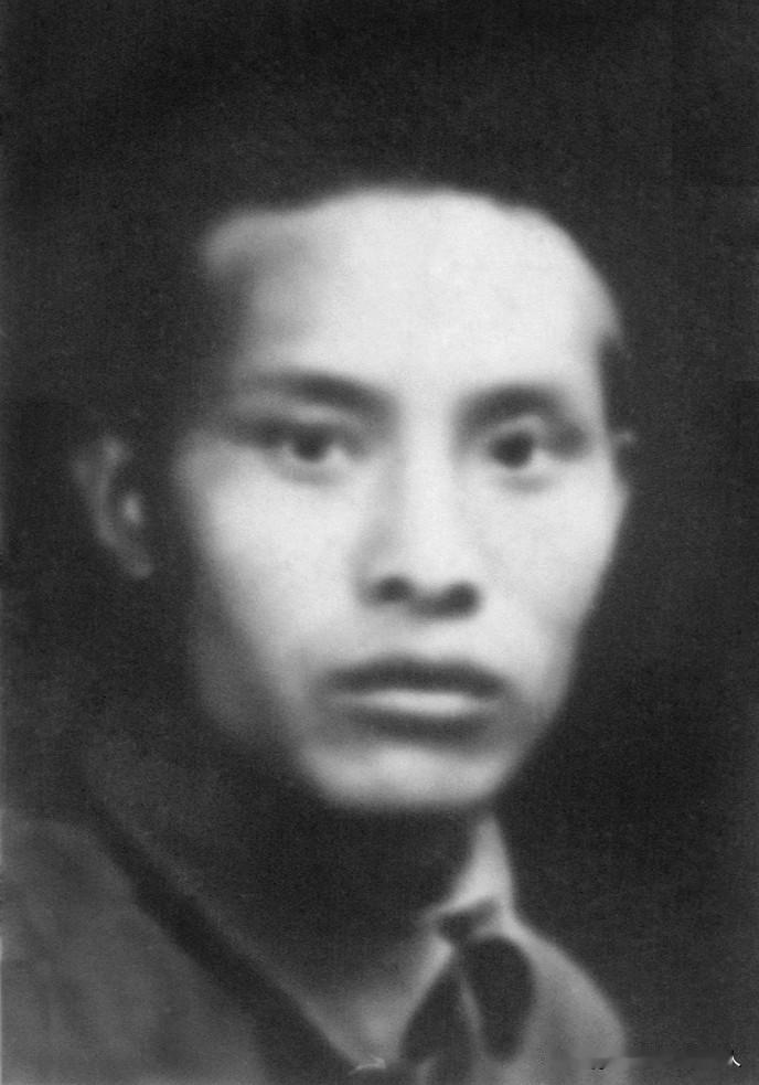 任雷远
任雷远，河南沁阳人
人物生平
一九一七年生，一九九八年卒。原名任振尧。 