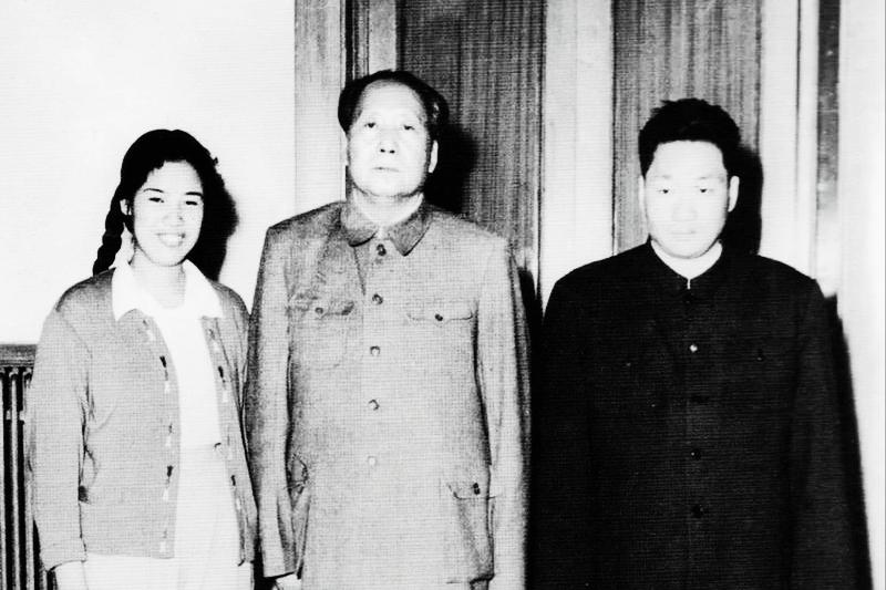 57年毛主席来青岛专程见毛岸青，毛岸青哽咽：几十年没有见到妈妈


1957年夏