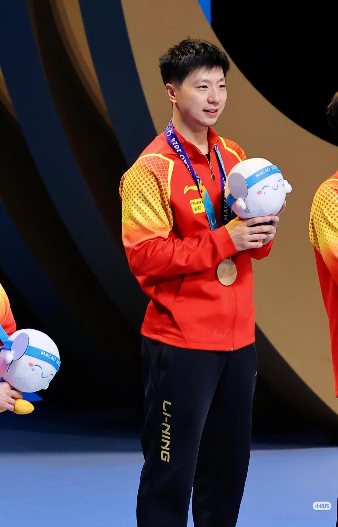 美让人万念俱灰，因为我们是多想要让这种刹那的永恒一直持续。           