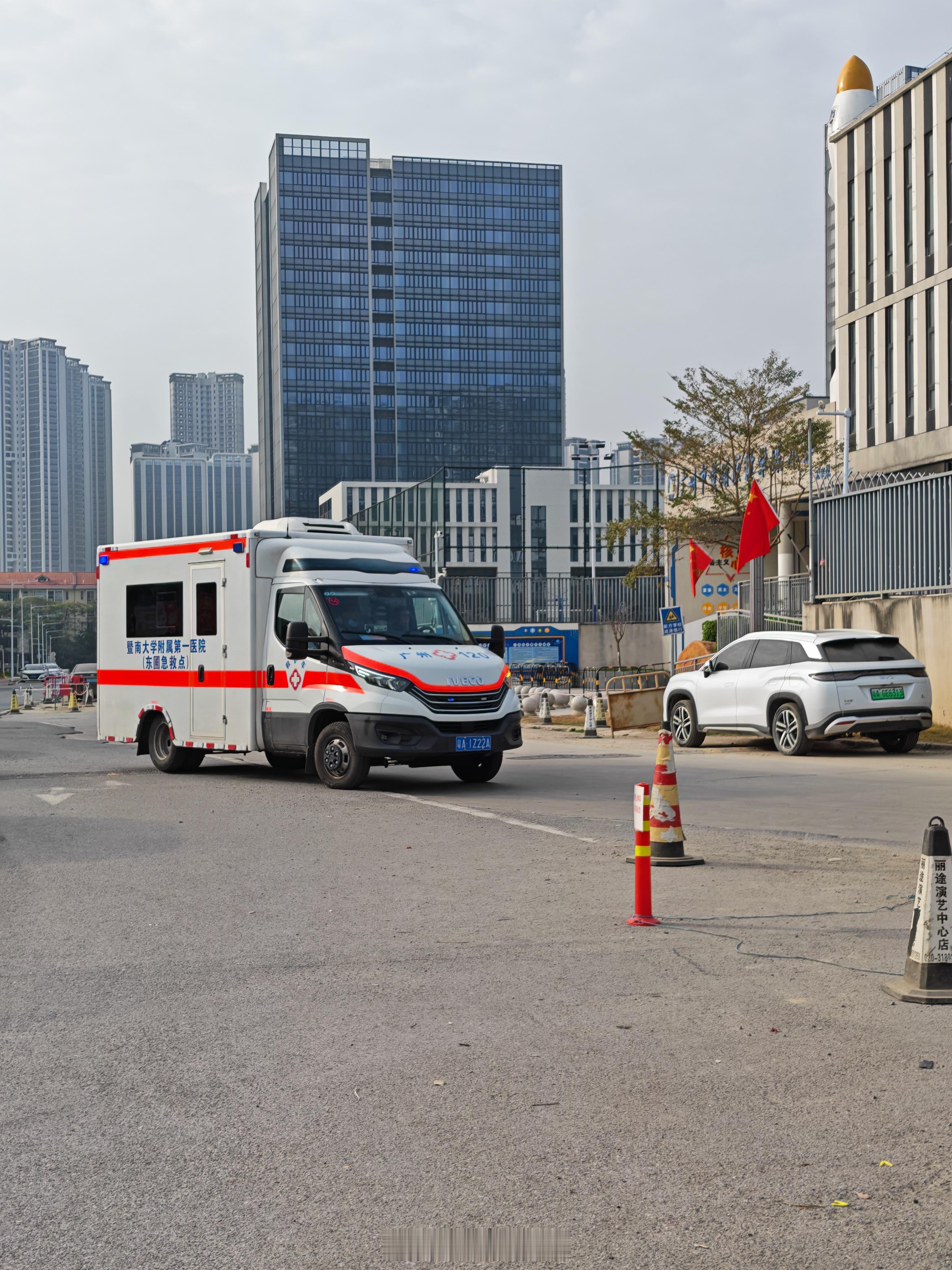 到年末真的不容易在我家小区搞地产建设民工拿不到钱，在楼顶坐了一个晚上，从昨天下午