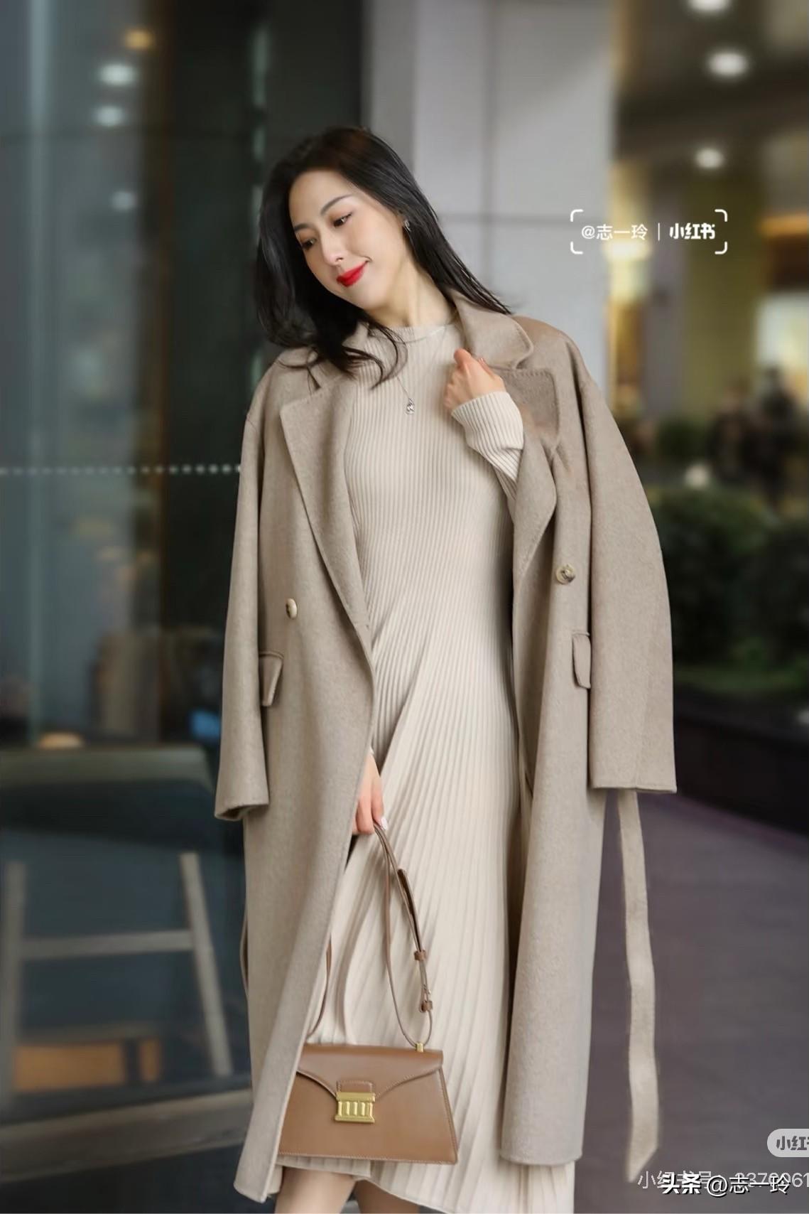 优雅冬日穿搭，温暖米色大衣搭配，尽显温柔气质。