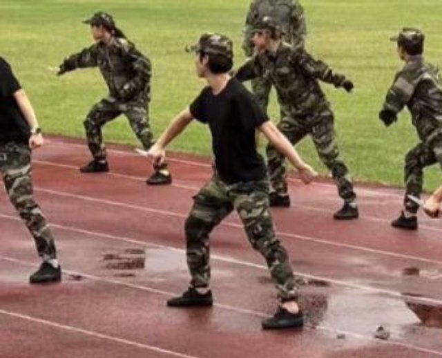 林孝埈的军训日记  中国短道速滑队展开军训。林孝埈认真投入训练，站军姿、练队列，