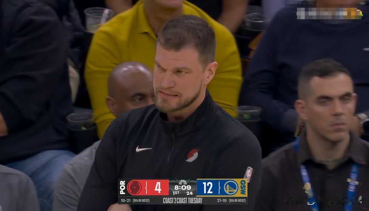 开拓者主帅斯普利特真是束手无策！在今天开拓者客场挑战勇士的比赛中，当时比赛进行到