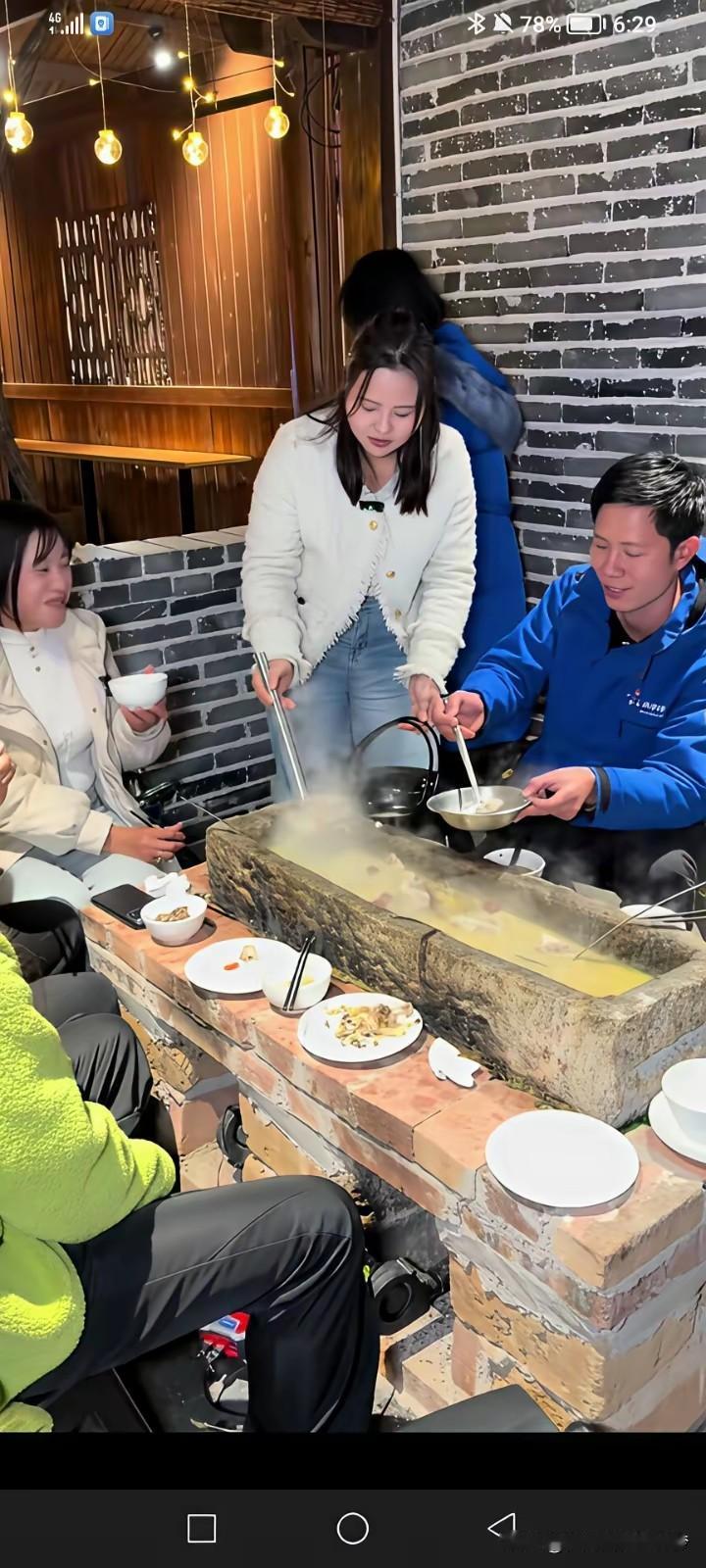 张明和许久未见面的同学见面了，这天中午，老同学请张明及几个同学一起吃午饭。
到了