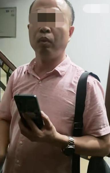 放心！粉衣男绝对不是二把手

粉衣男的身份确实存在疑点。
厅级干部出行应该不会这