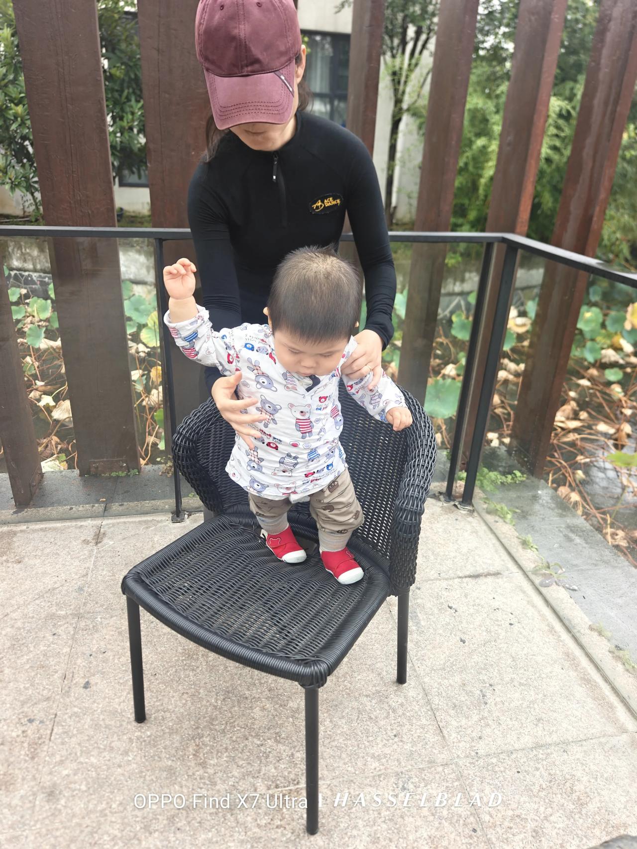 七点半，苏城细雨蒙蒙。遛娃群主话痨刘就开始呼唤：

都出来啊，遛娃去。

谁不想