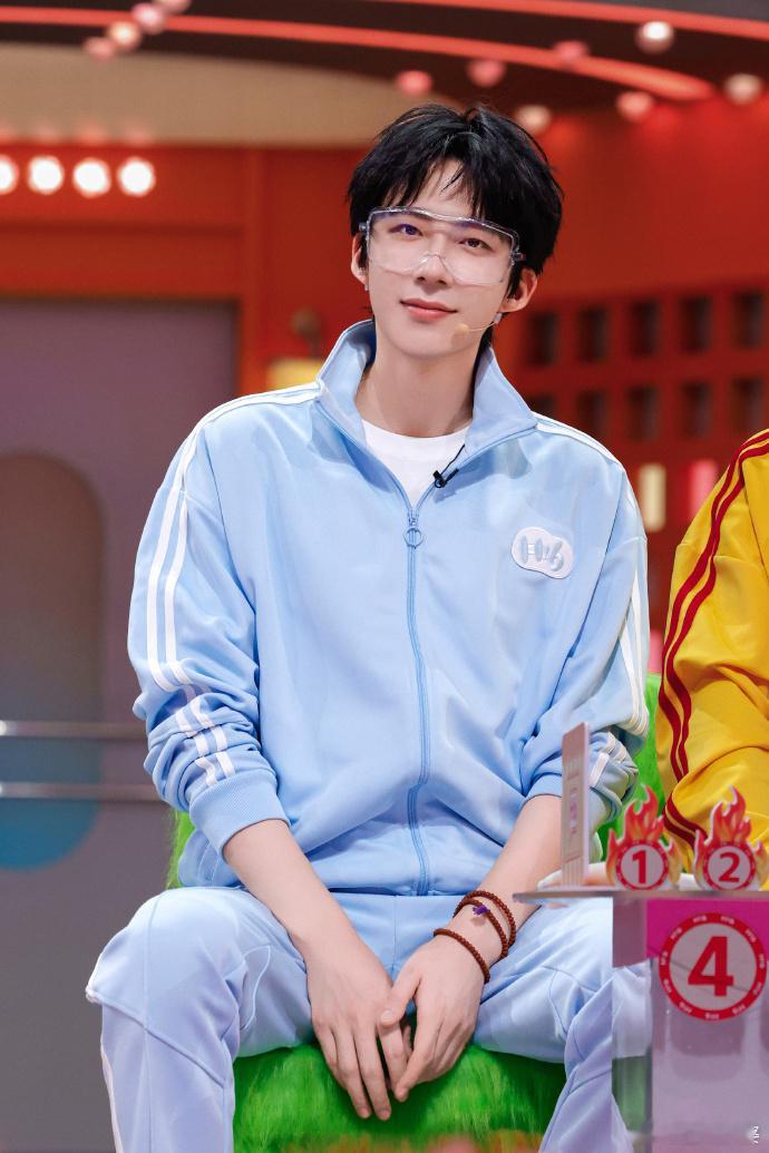 #刘宇宁护目镜造型#刘宇宁的护目镜造型是时尚与个性的完美结合。那微分碎盖发型带着