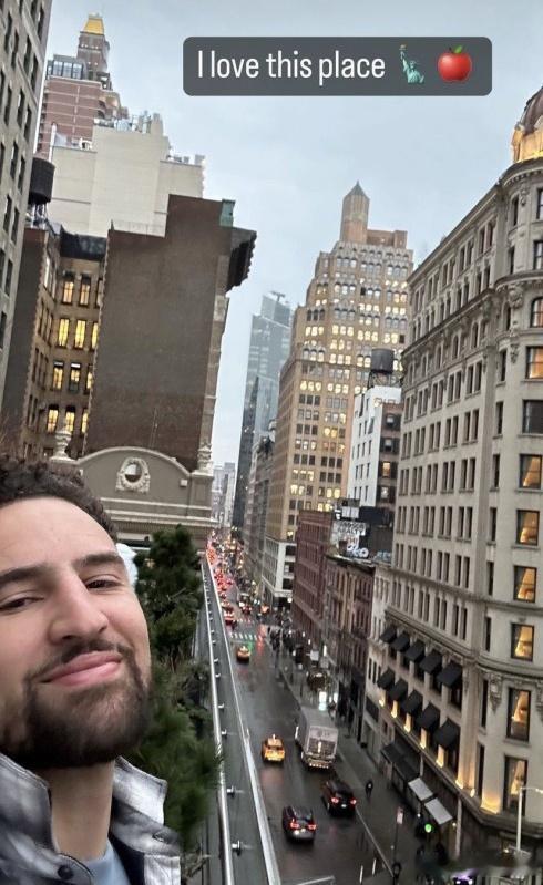 心情不错！！！克莱社媒晒图并配文：“我爱这个地方！🗽🍎”最近五场比赛，克莱出