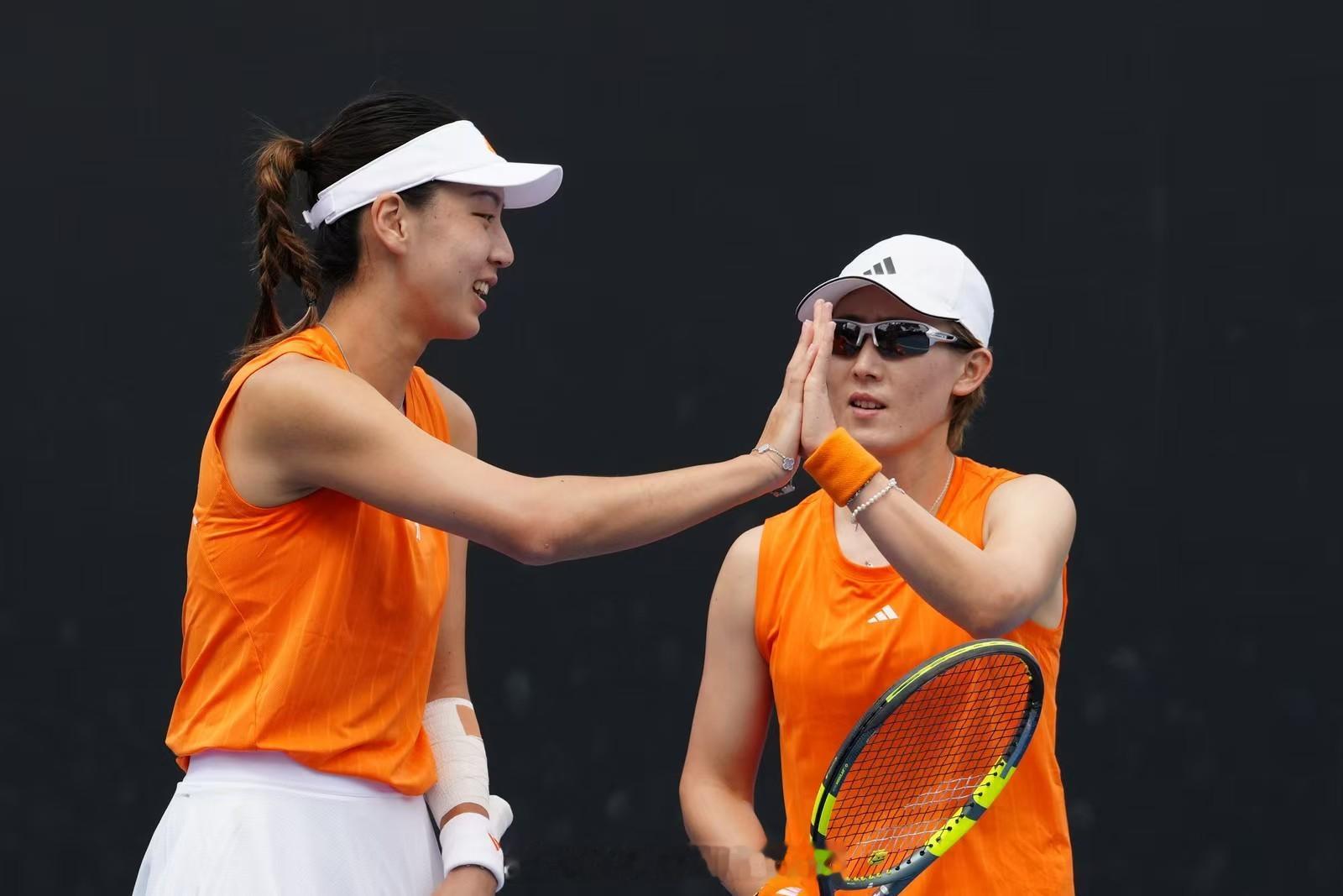 澳网2026 女双首轮，中国组合王欣瑜/郑赛赛3-6/4-6不敌澳大利亚本土组合