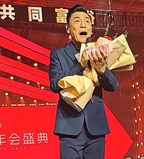 屠洪纲果然是个高情商的男人。老板崔培军给他面子，厚厚一叠钞票，让他拿回家随意花。