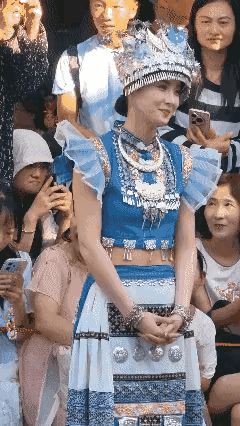 一眼不忘的少数民族少女，又俊俏，又俏皮，很漂亮，真可爱。只是有一个问题，她对着镜