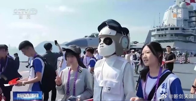 山东舰上还有2只舰载熊猫今天，山东舰编队访港首个开放日，超一万人次登舰参观，山东
