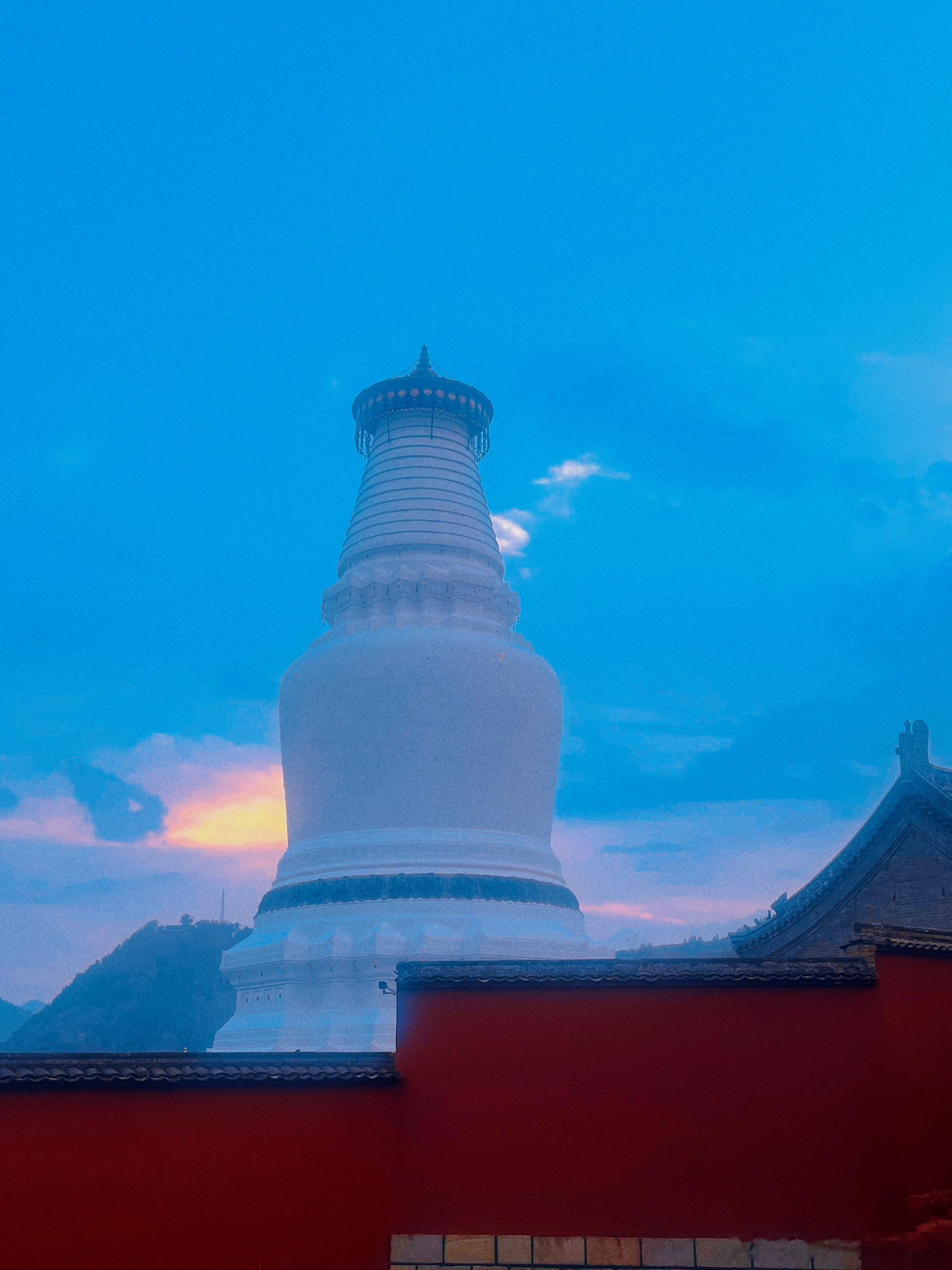 此处最清凉 暮色染白塔，心恒常清净。五台山[超话] ​​​