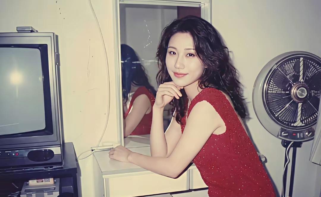 年代感照片》复古风穿搭，红裙闪耀，镜中倒影，怀旧电视，电风扇相伴。那时候都是自然