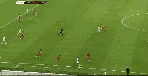 这个球如果把武磊换成克雷桑，基本上就能收获进球了，国足也不至于客场被新加坡战平。