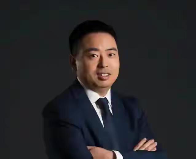 湖北放牛娃逆袭成百亿大佬，敢砸1亿年薪请董明珠，这格局真不是一般人能比！
 
没