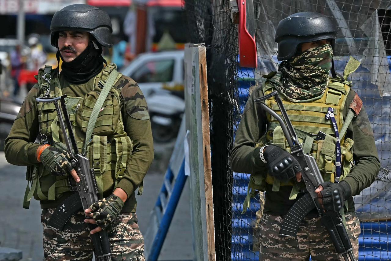 印度中央后备警察部队士兵与保加利亚arm
相当于中国的武装警察部队