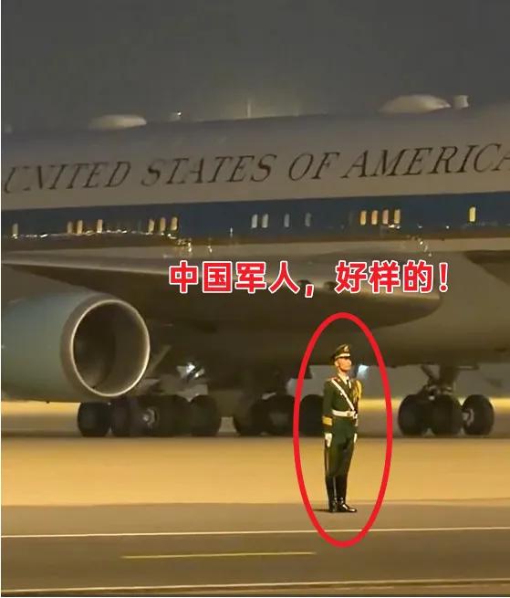 昨晚，一段视频在海外刷屏：特朗普空军一号在北京降落，引擎轰鸣震耳，一旁站岗的中国