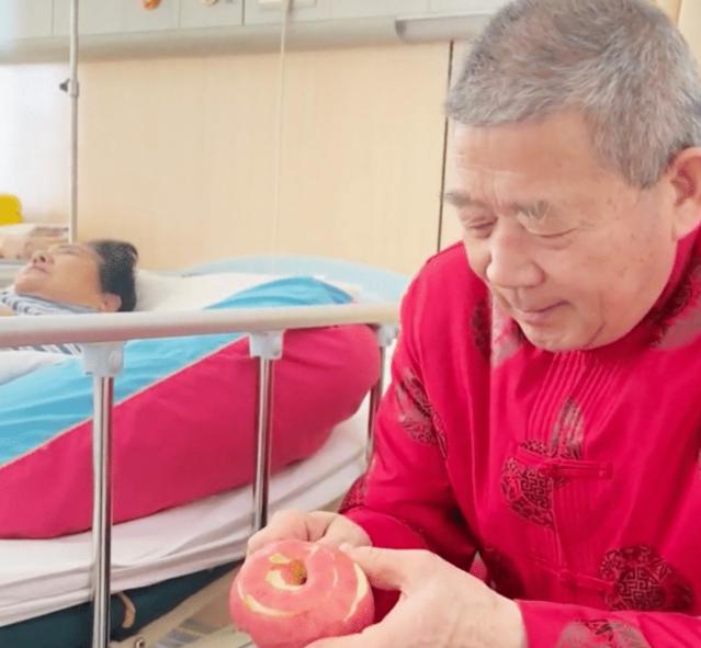 小天赐，终为父母当年的“冲动”买了单，年仅7岁活得不像个小孩！
75岁的父亲在一