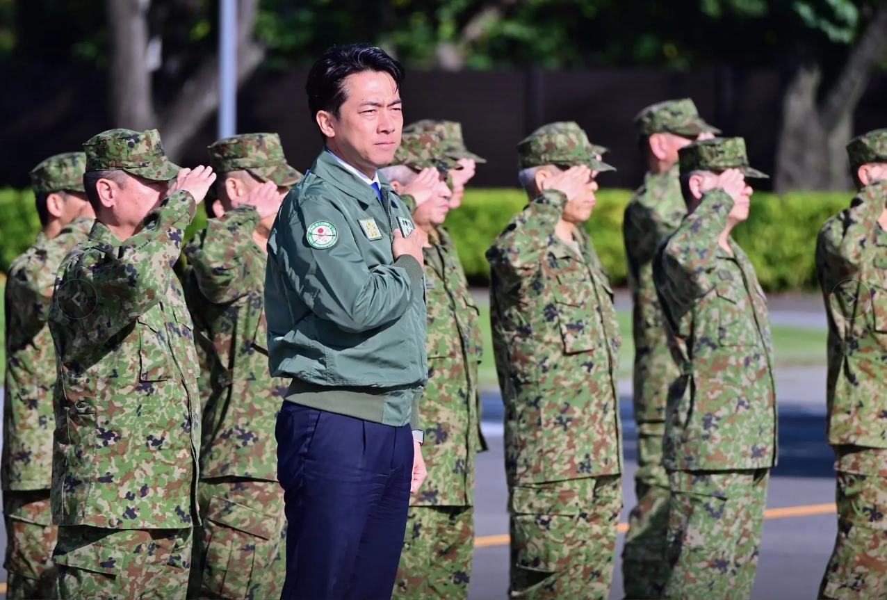 众所周知，小泉进次郎是小泉纯一郎的儿子，这个家族在日本的政坛属于实力派，但对华态