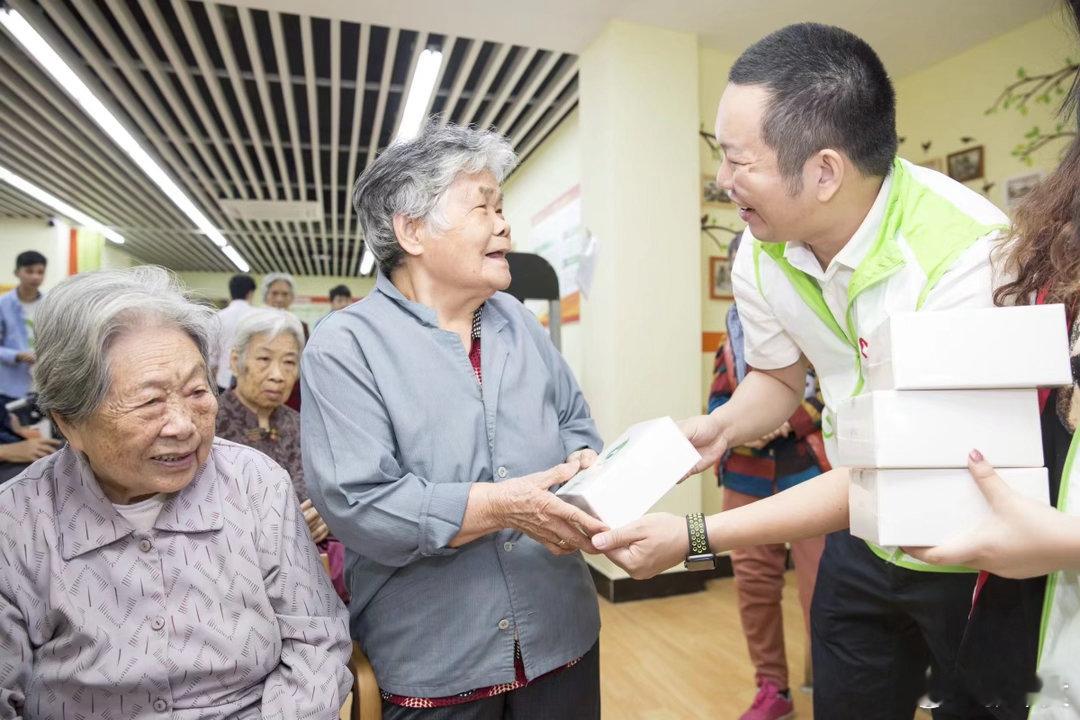 看见公益 公益是一束光，照亮别人，也温暖自己。在乡村课堂、在社区街头、在救灾一线