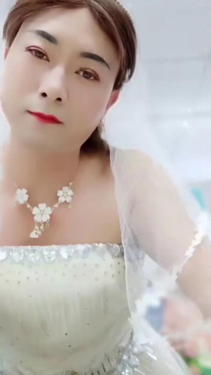 大叔变装，新娘妆。