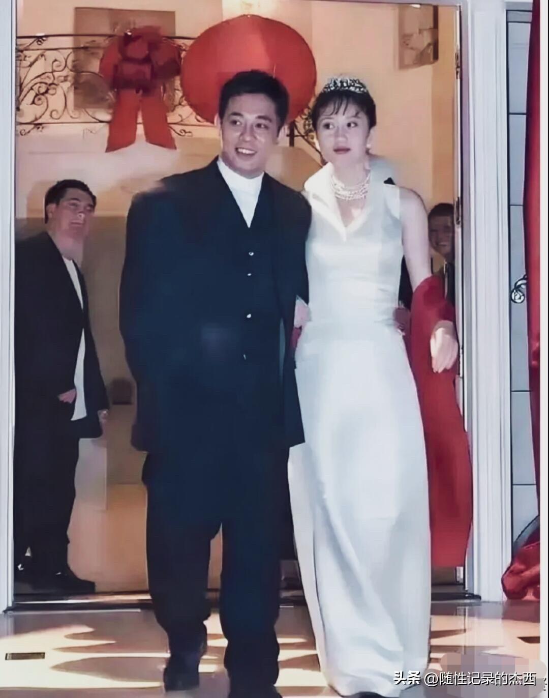 只知道李连杰在男明星里的个子不高挑，没想到当年结婚的时候站在利智旁边，都没有老婆