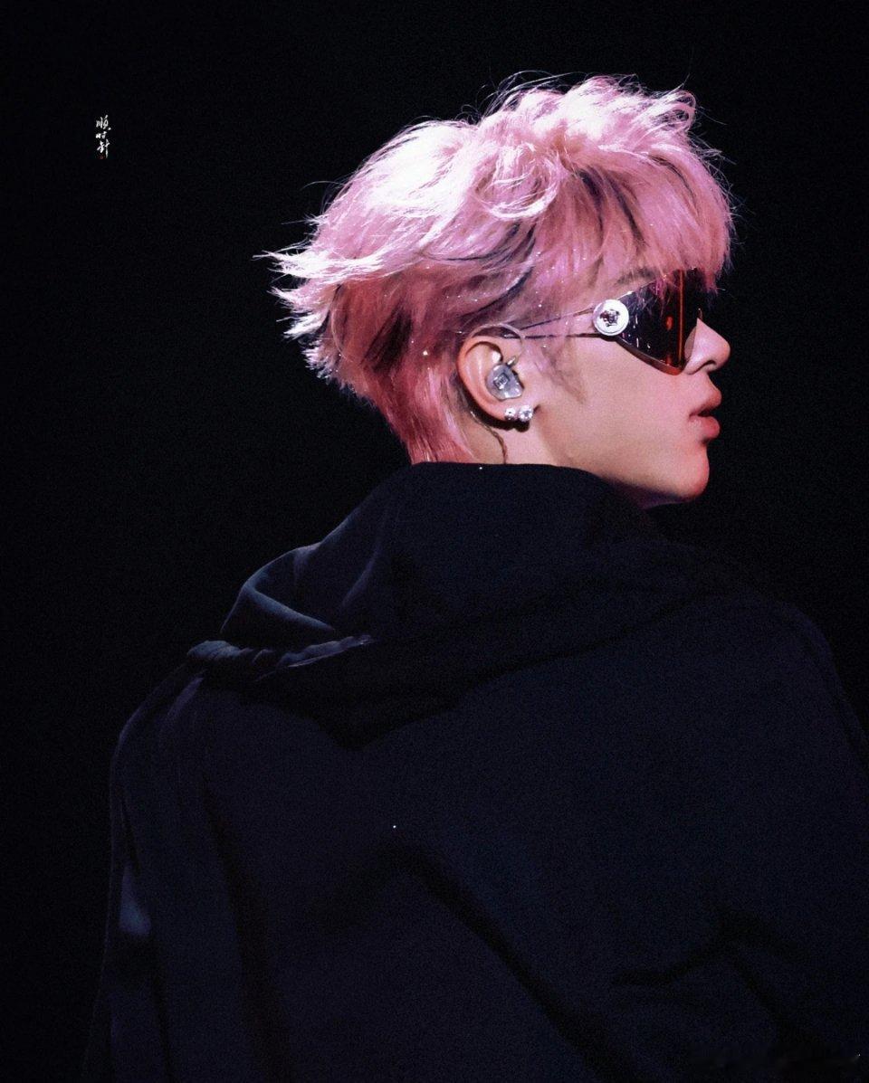 张峻豪[超话]张峻豪把红毯走成秀场今晚红毯焦点非张峻豪莫属！棕色大衣衬少年气场，