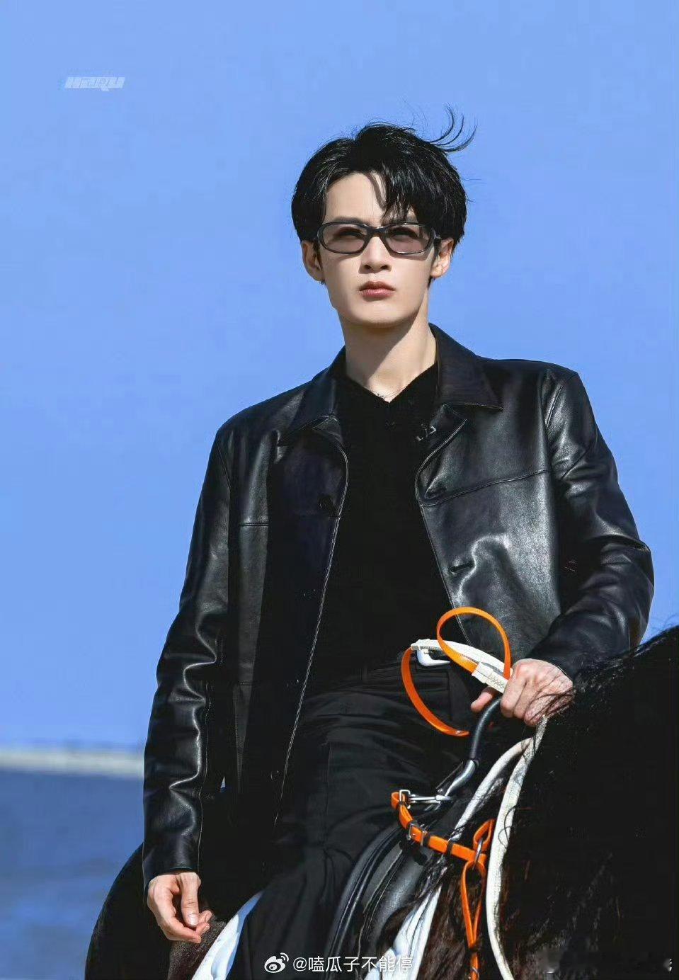 檀健次hi6海边骑马饭拍 站街出图也太高质了每张都是神图