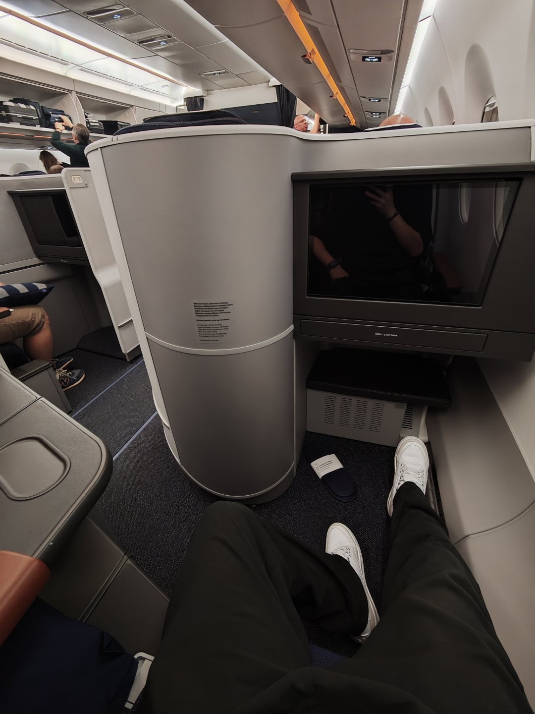 汉莎航空的新机空客350-941真不错服役一年多的新机型新的娱乐系统、还有隐藏式