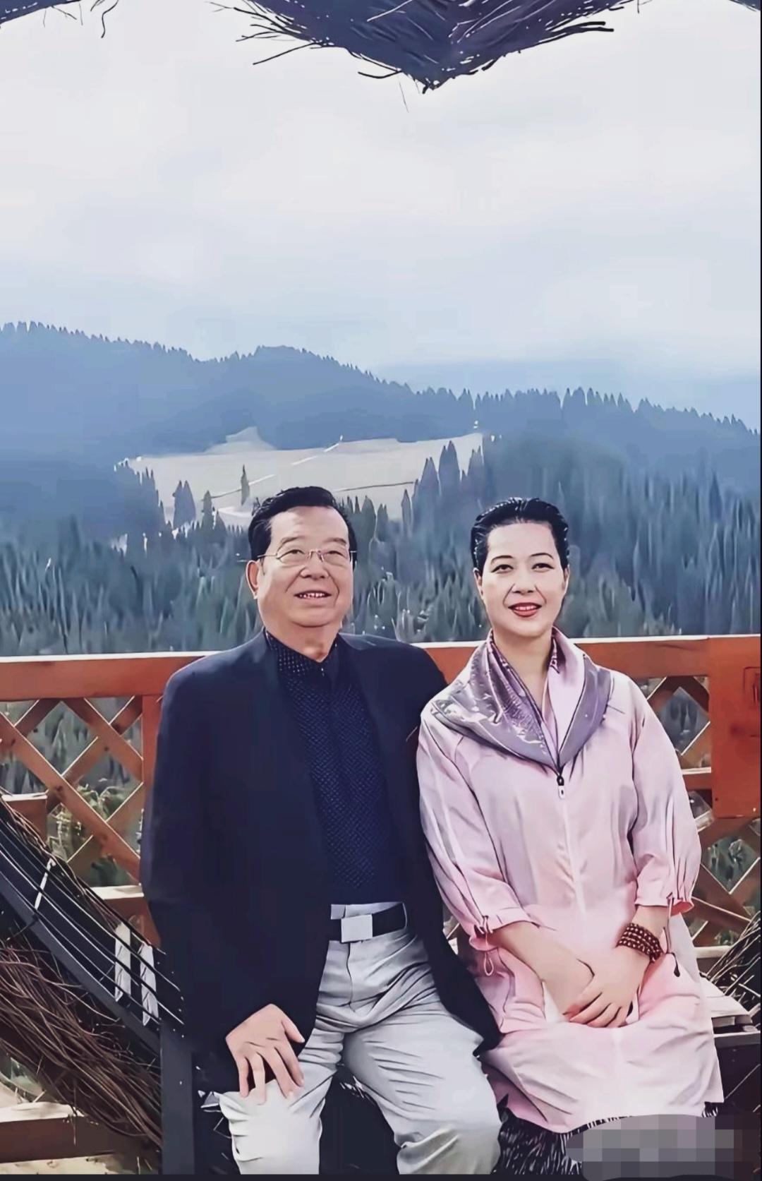 87岁李双江老师与59岁妻子梦鸽合影照，画面温馨，两口子恩爱甜蜜！李双江