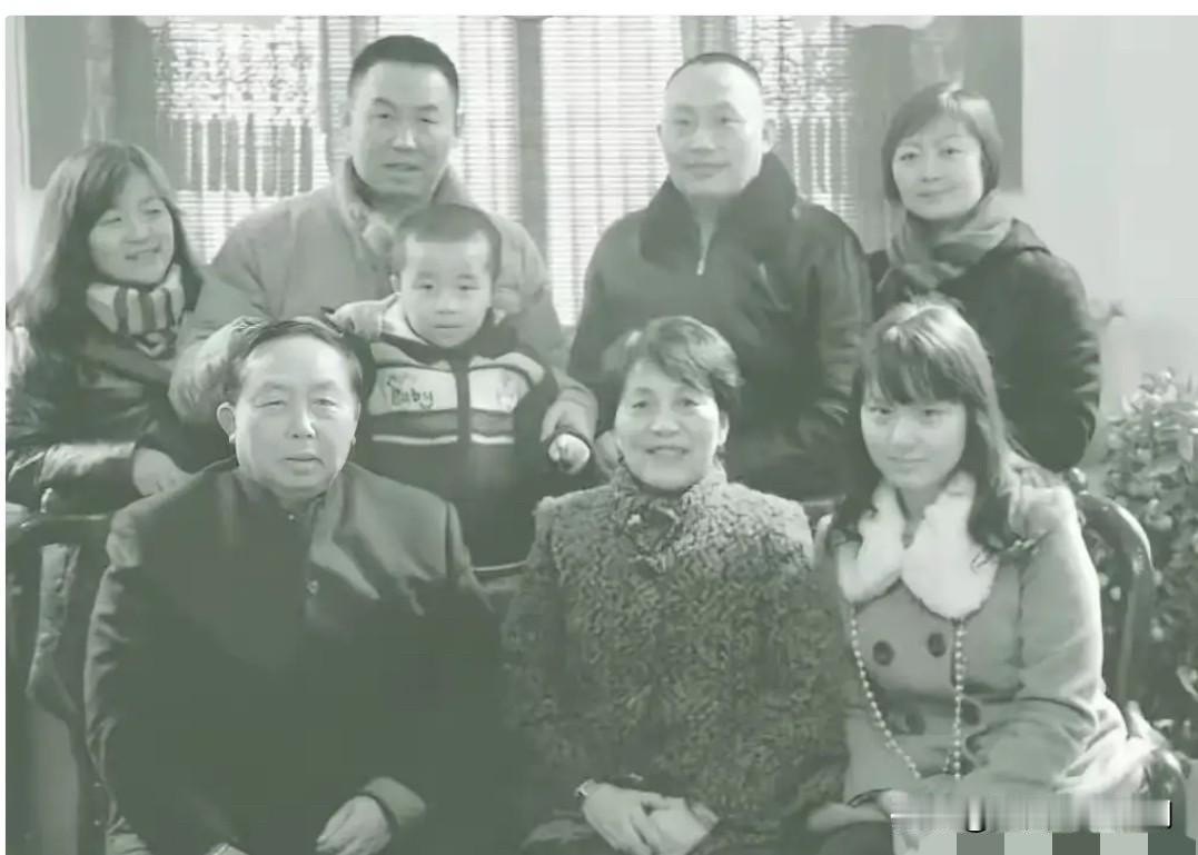 2003年，何其宗中将与家人的一张十分珍贵的合影。何其宗将军是从对越自卫反击战战
