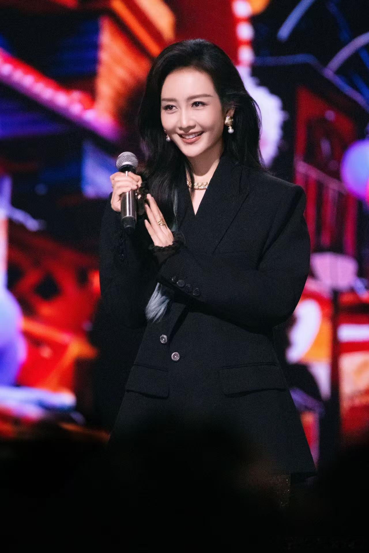 王鸥没有不一马当先的义务大侦探 养马的风终于吹到王鸥，在大侦探里猜谜一马当先，聪