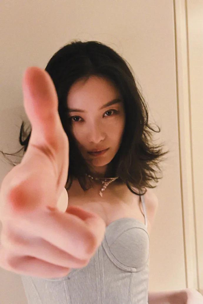 拽姐倪妮这两张照片也太酷😎了吧！隔着屏幕都感觉到美女的气质。
