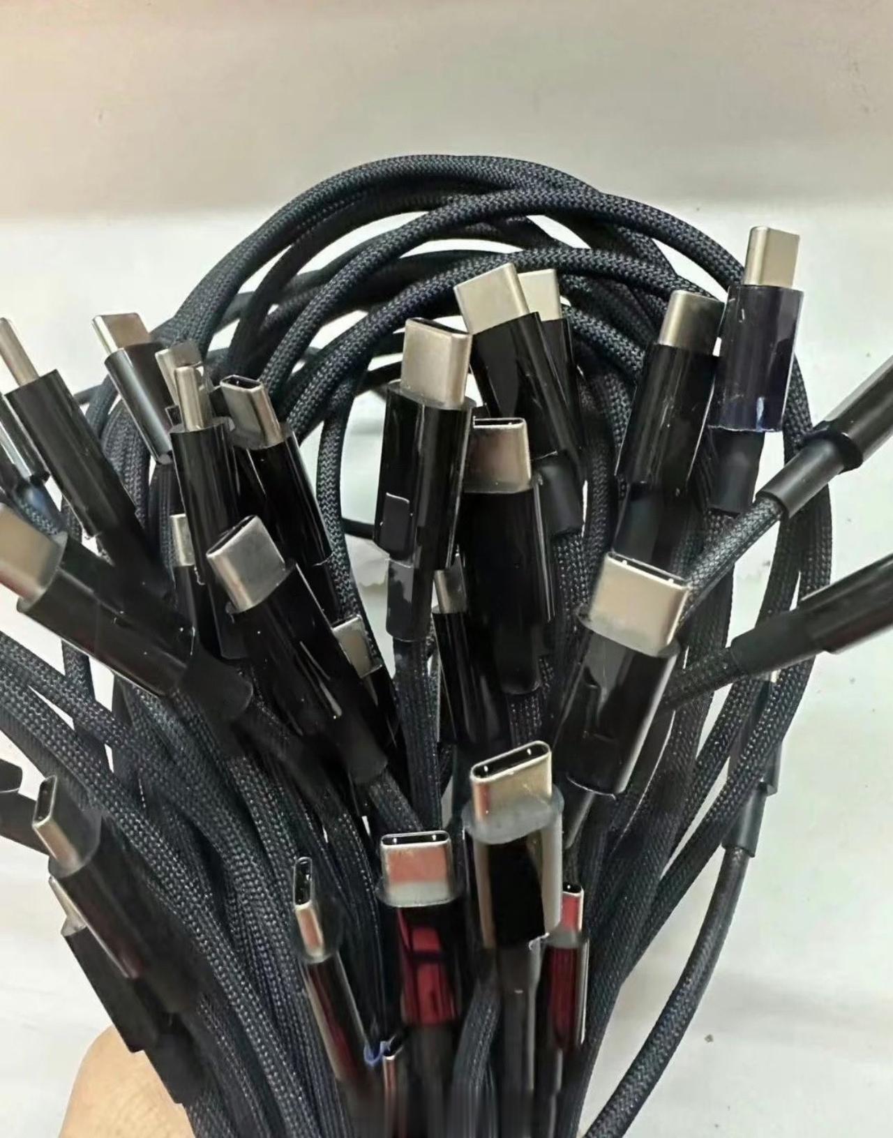 网传说这是 iPhone 15 系列标配的数据线，我个人感觉可能性不太大。[思考