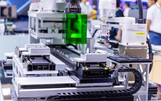 荷兰光刻机巨头ASML表示，现在在美国的技术封锁下，中企想获取EUV光刻机几乎不