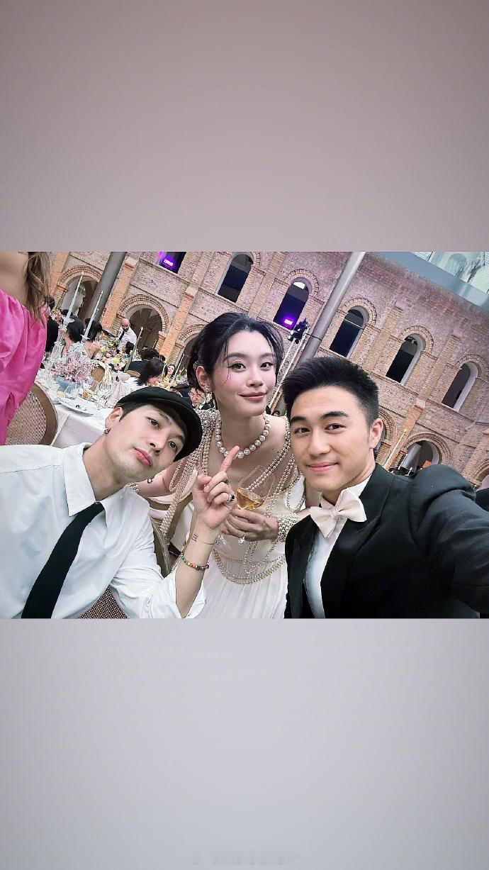 王嘉尔祝福何猷君奚梦瑶王嘉尔发博祝福何猷君奚梦瑶 晒照祝福何猷君奚梦瑶：“白头到