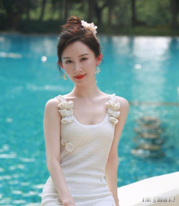 一直以为舒畅的年纪应该挺大了，没想到她和赵丽颖、刘亦菲同岁，要是不说，当看戏龄，