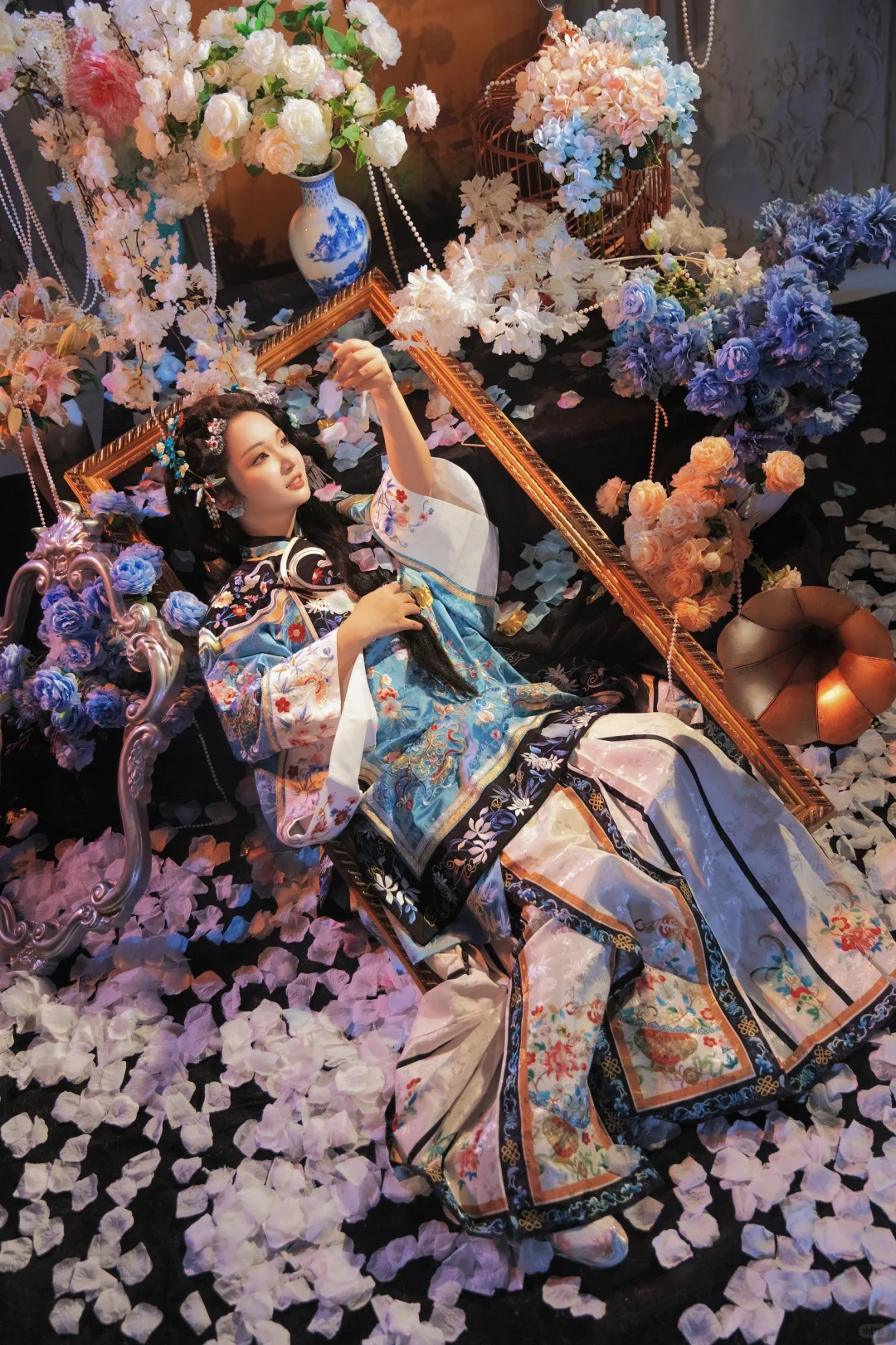 世事漫随流水，算来一梦浮生