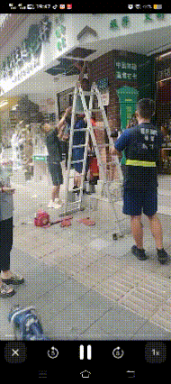 9月16日重庆某商辅，发生接电触电事故，人被电晕。还好老板及断电通知消防员及敢到