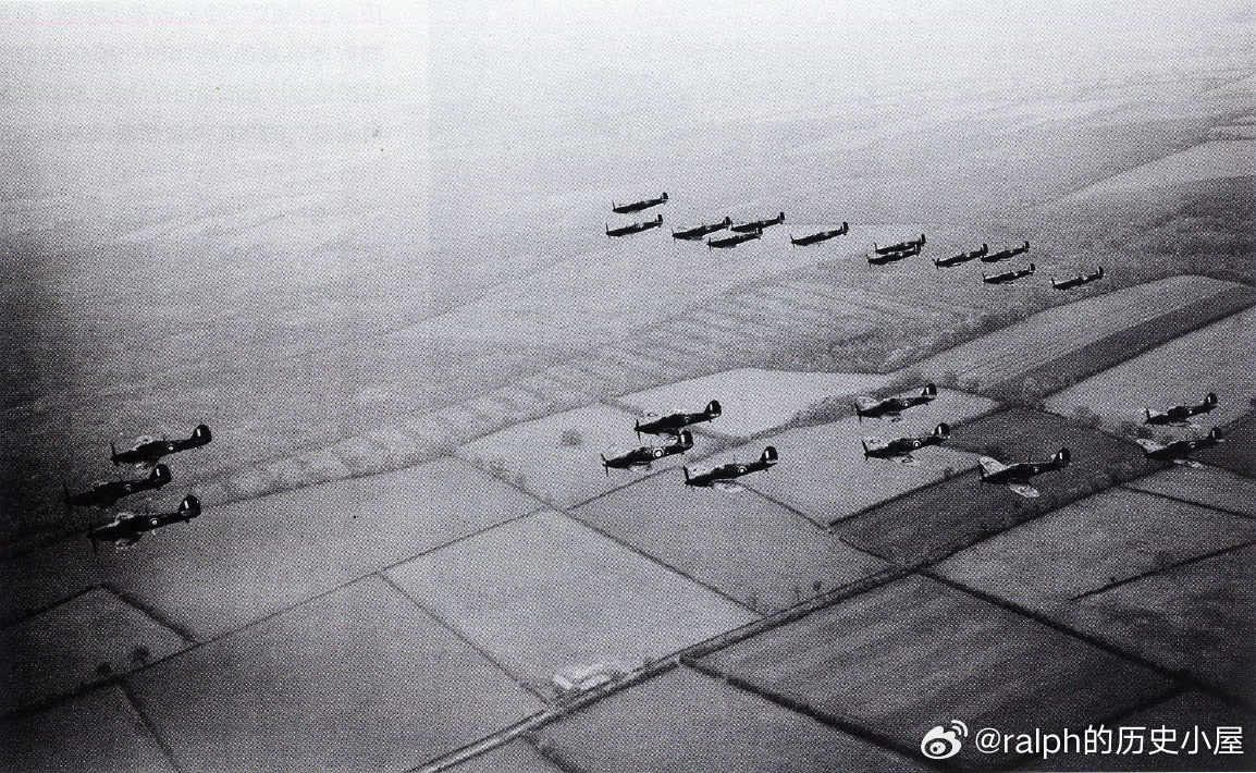 1940年不列颠空战期间，巡逻中的皇家空军“飓风”（前景）和“喷火”（后景）编队