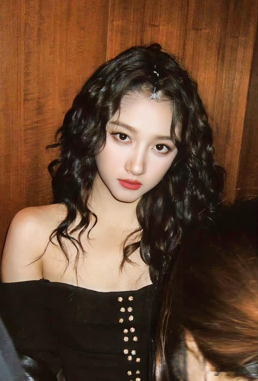 每次都被关晓彤的发际线震惊到