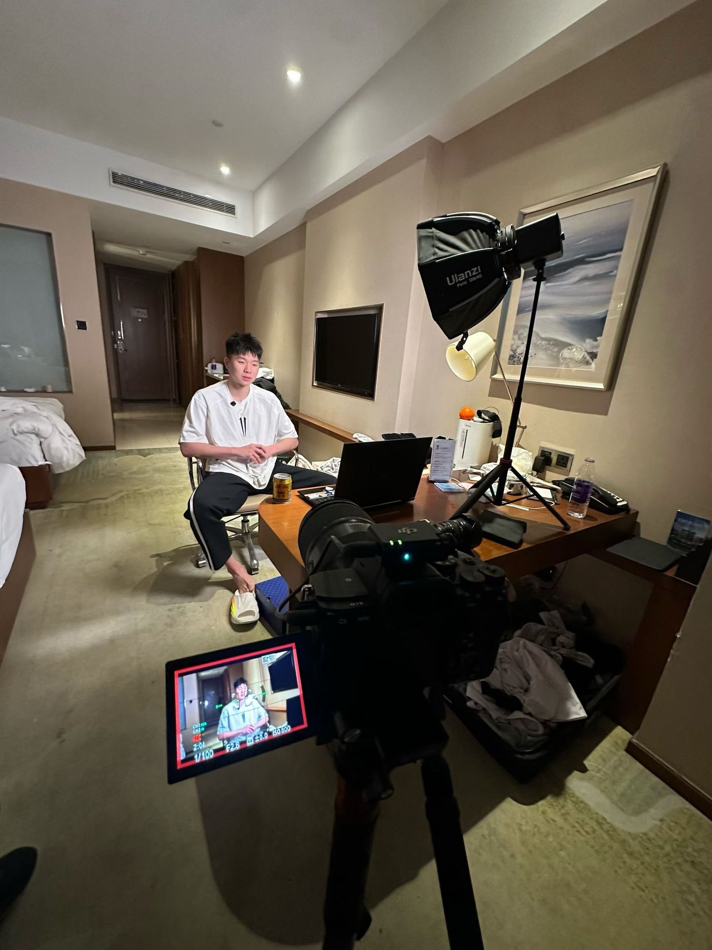 清华大学男篮后卫石奎更新社媒分享图集：东北王