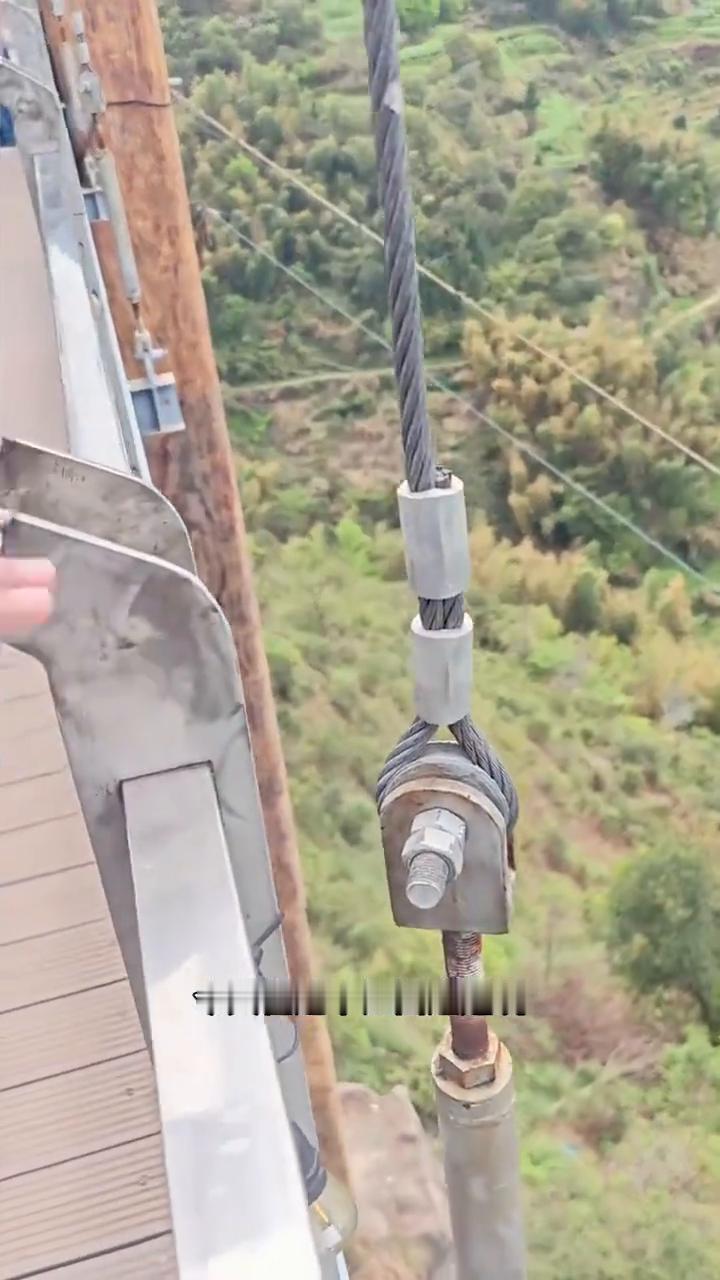 作为一个十几年的钢结构人，今天在江西这边玩吊桥。这个吊耳直接是一个两公分厚的钢板