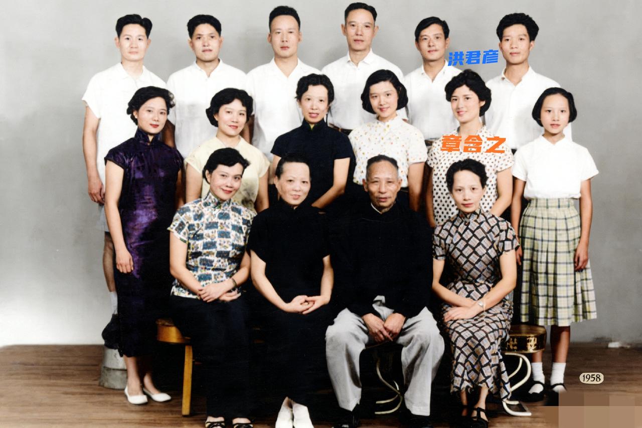 1958年，章含之陪同丈夫洪君彦回沪省亲，一张罕见的合影，从照片中我们可以看到，