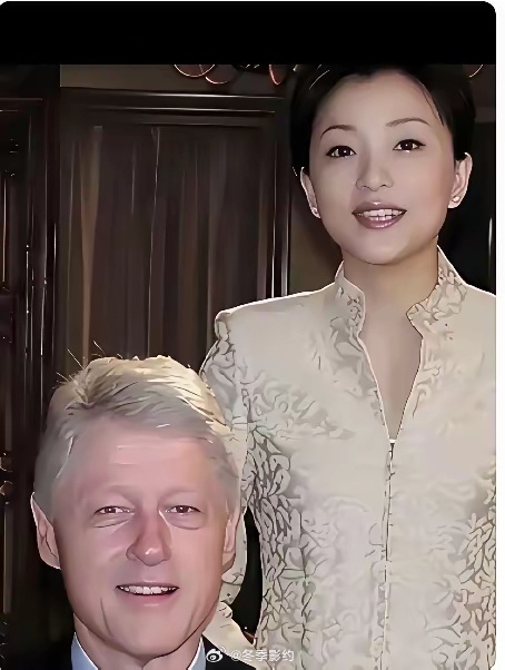 就佩服杨澜！哪怕是会见美国总统，哪怕是和美国总统合影，都显得那么有礼有节，都显得
