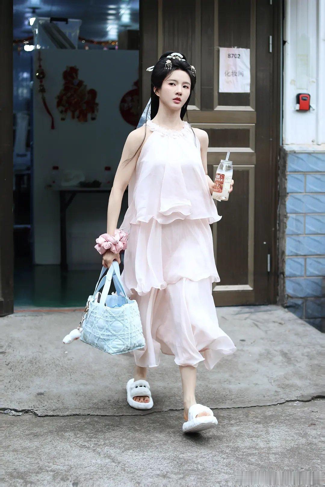 同一件裙子 些宁被骗了吧 像山寨版 