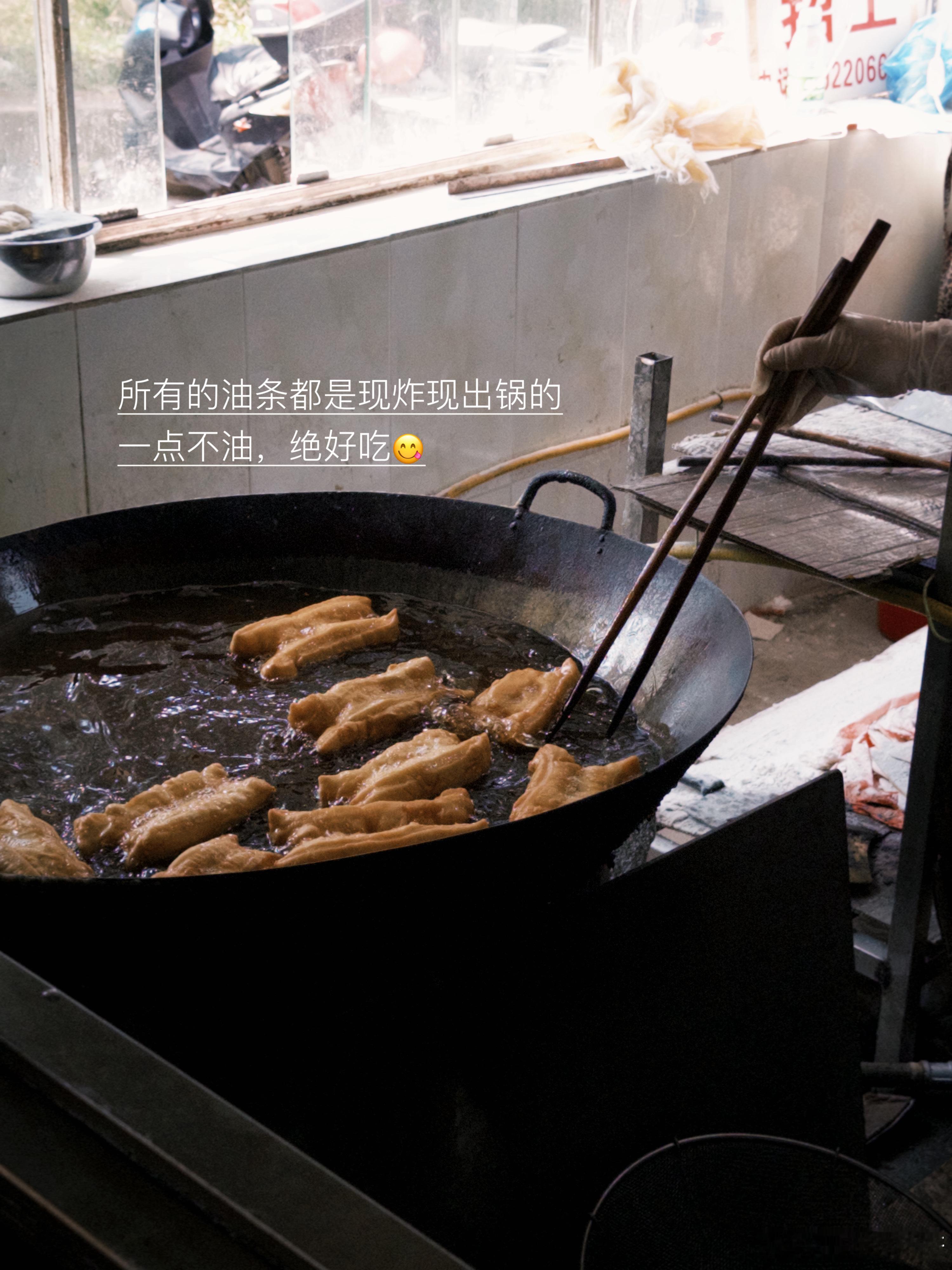🍼奶罐儿的湛江日记📍榕树湾美食坊🔖推荐菜单🔘豆浆、油条、海鲜牛肉焖面（p