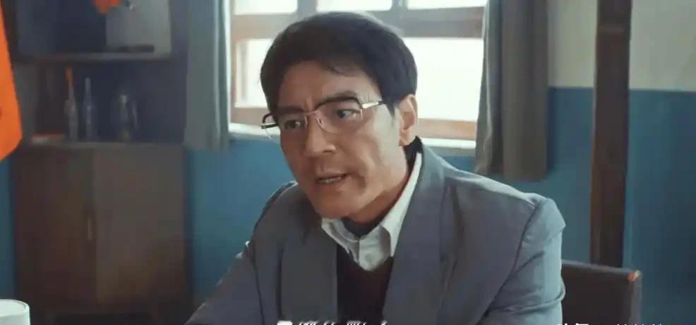 真没想到，胡歌新剧里竟然成了“绊脚石”！
为了保护无人区，硬是拦着李光洁不让全县